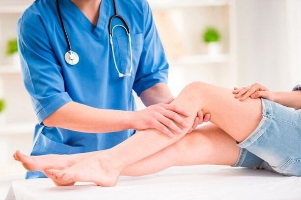 Um flebologista trata varizes nas pernas. 